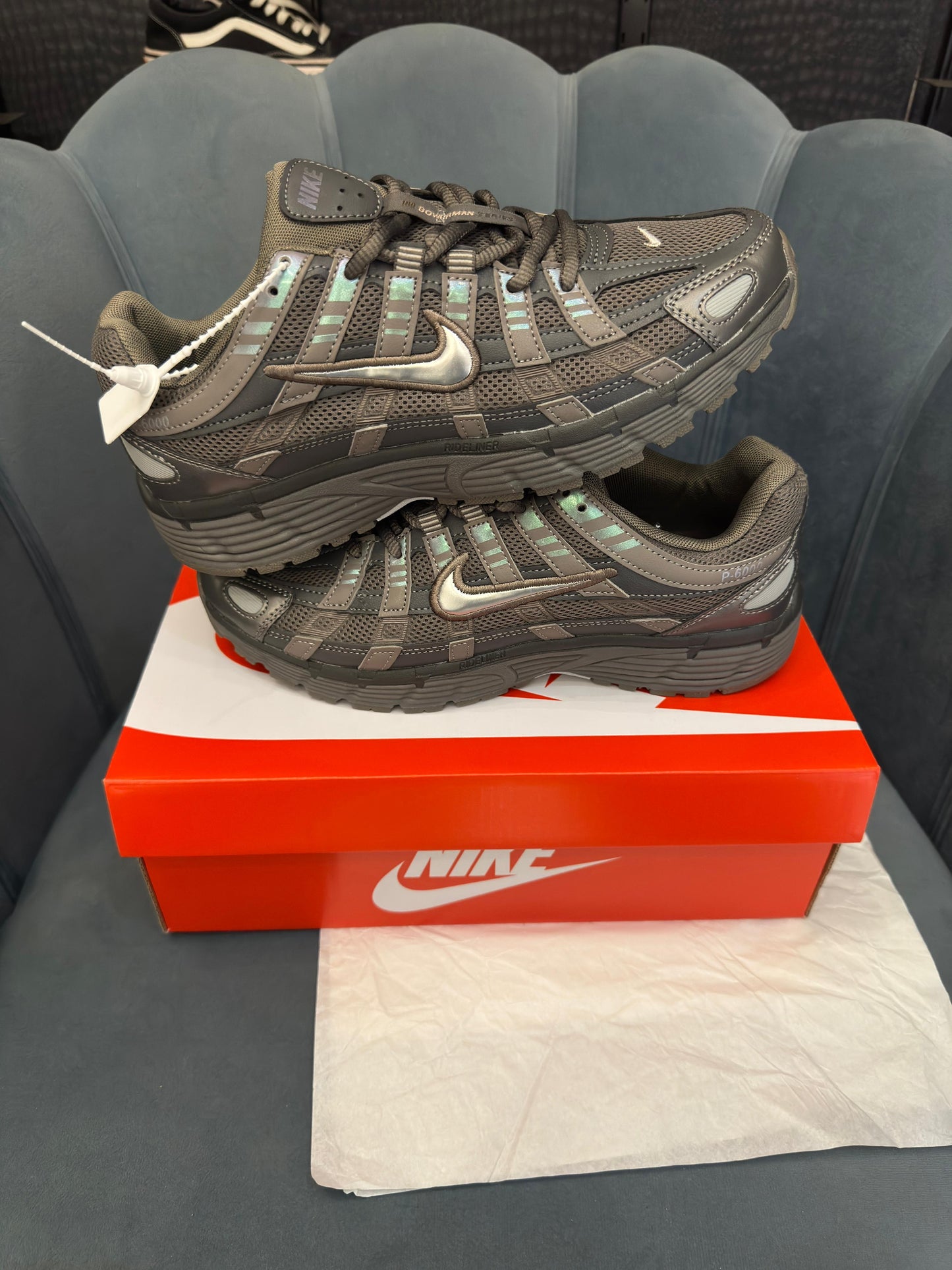 NIKE P-6000 TRAINER GREY BROWN
