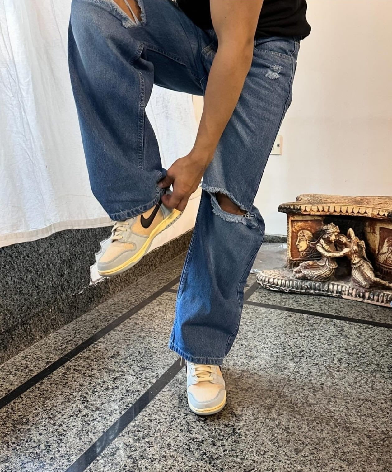 Now in Unisex knee torn Baggy
High Waist wishker wash double torn Wide Leg Denim