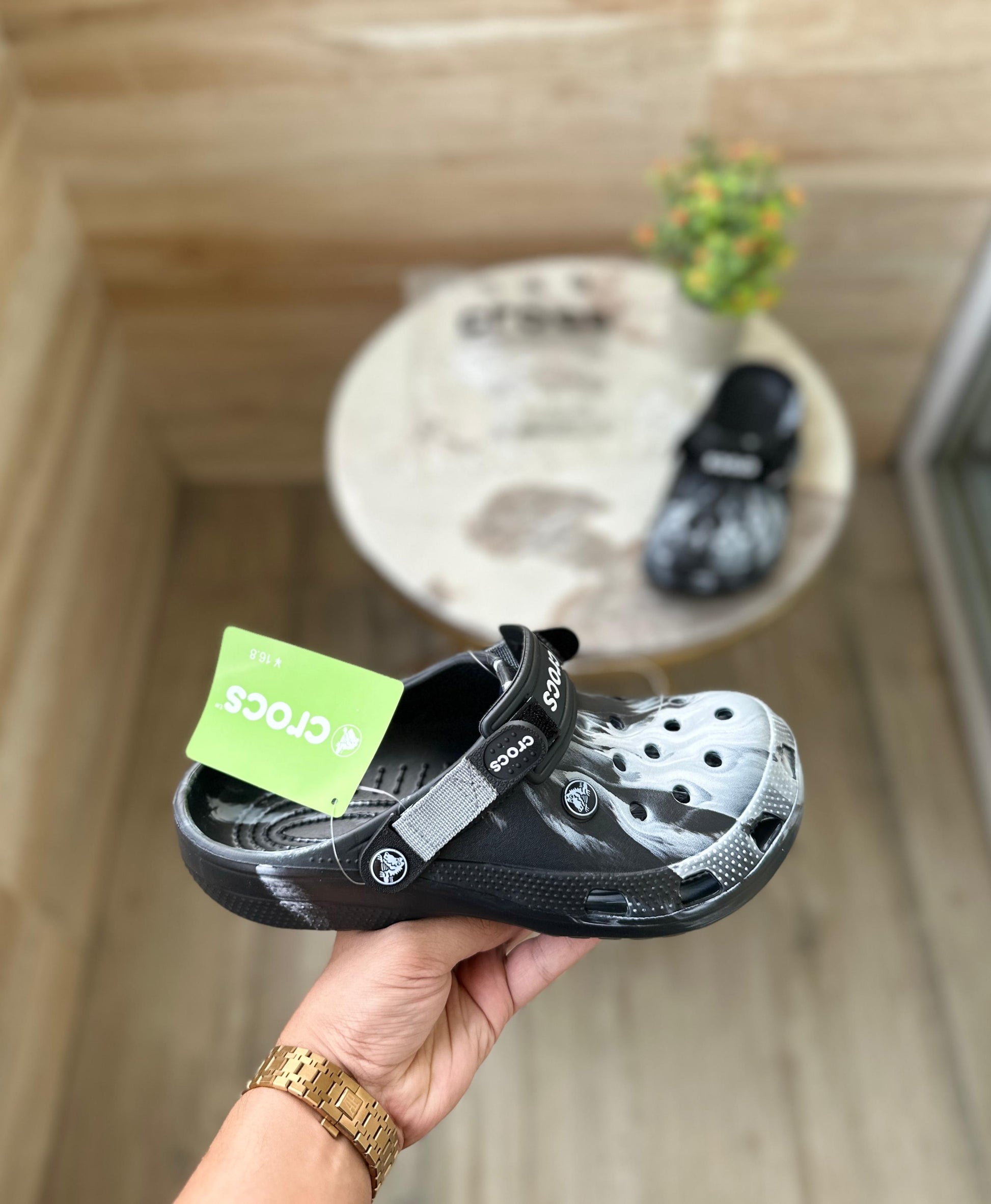 CROCS  TIEDIE CLOGS