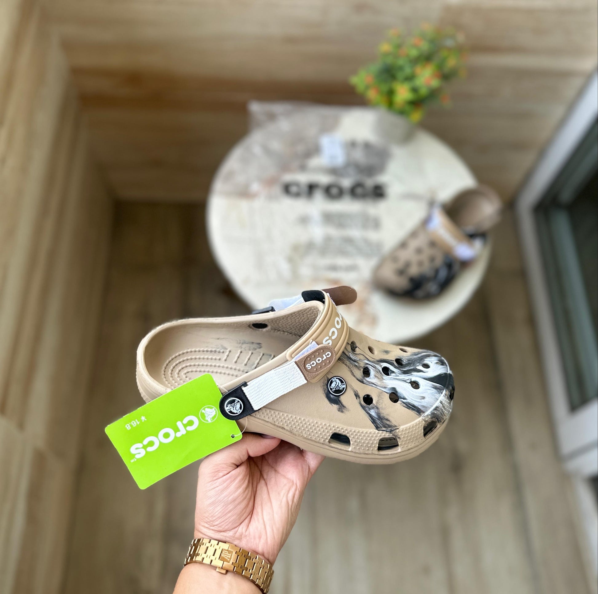 CROCS  TIEDIE CLOGS