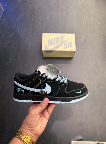 NIKE SB DUNK 2025 STUSSY BLACK SILVER