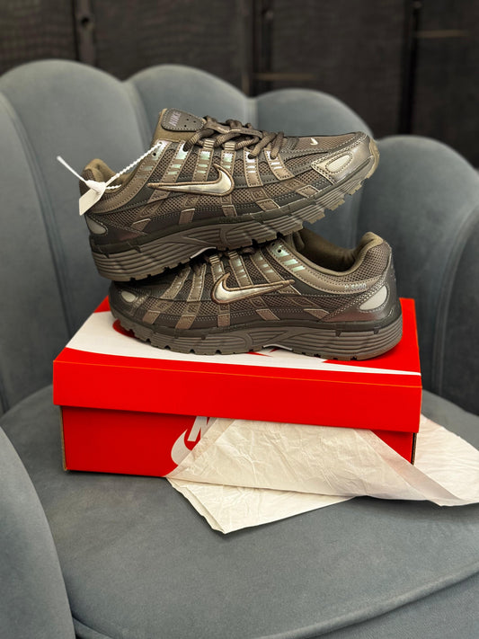 NIKE P-6000 TRAINER GREY BROWN