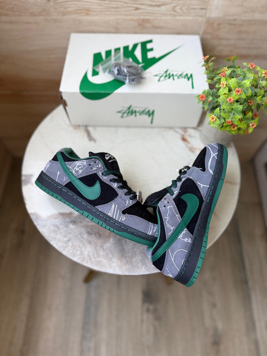 NIKE SB DUNK THERE SKATEBOARD