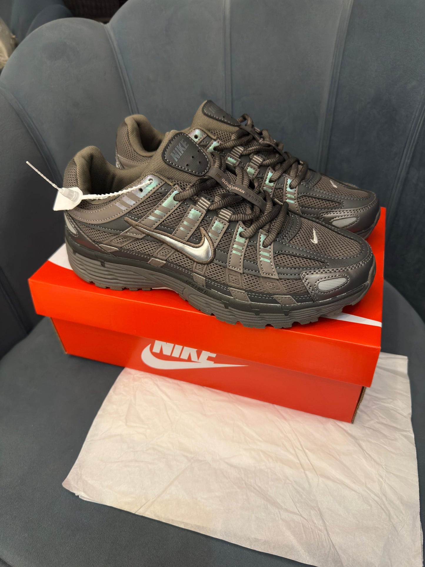 NIKE P-6000 TRAINER GREY BROWN