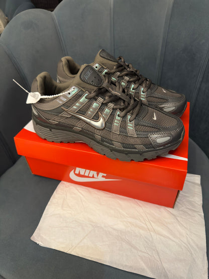 NIKE P-6000 TRAINER GREY BROWN