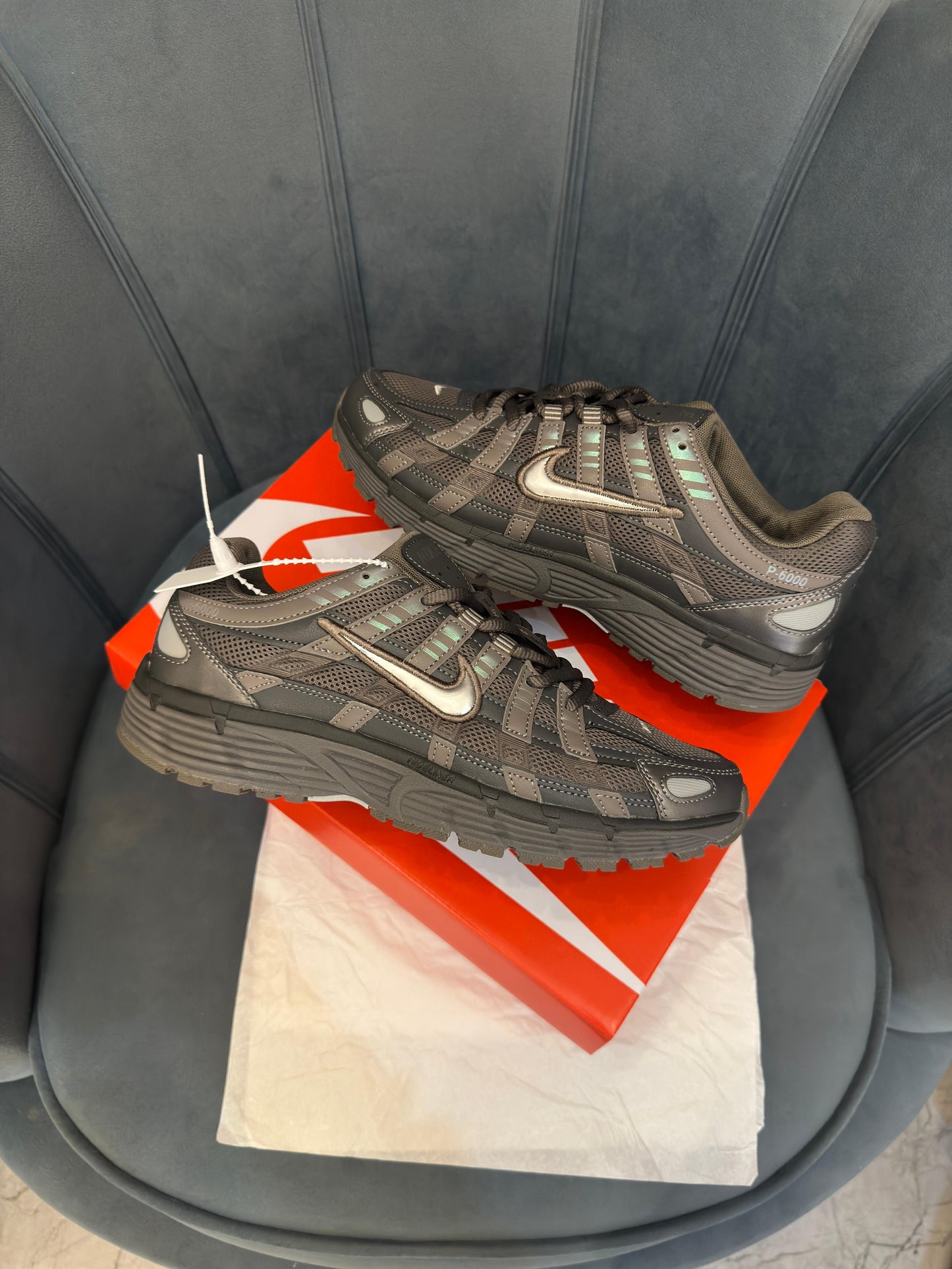NIKE P-6000 TRAINER GREY BROWN