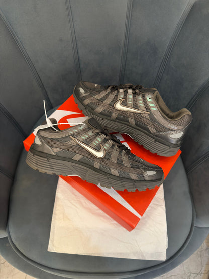 NIKE P-6000 TRAINER GREY BROWN