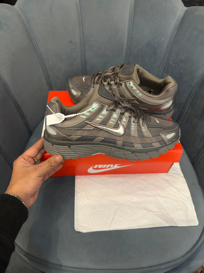 NIKE P-6000 TRAINER GREY BROWN