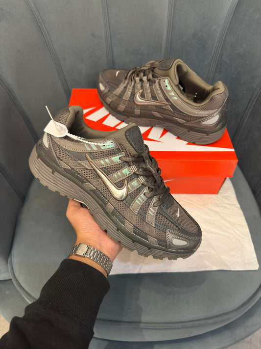 NIKE P-6000 TRAINER GREY BROWN