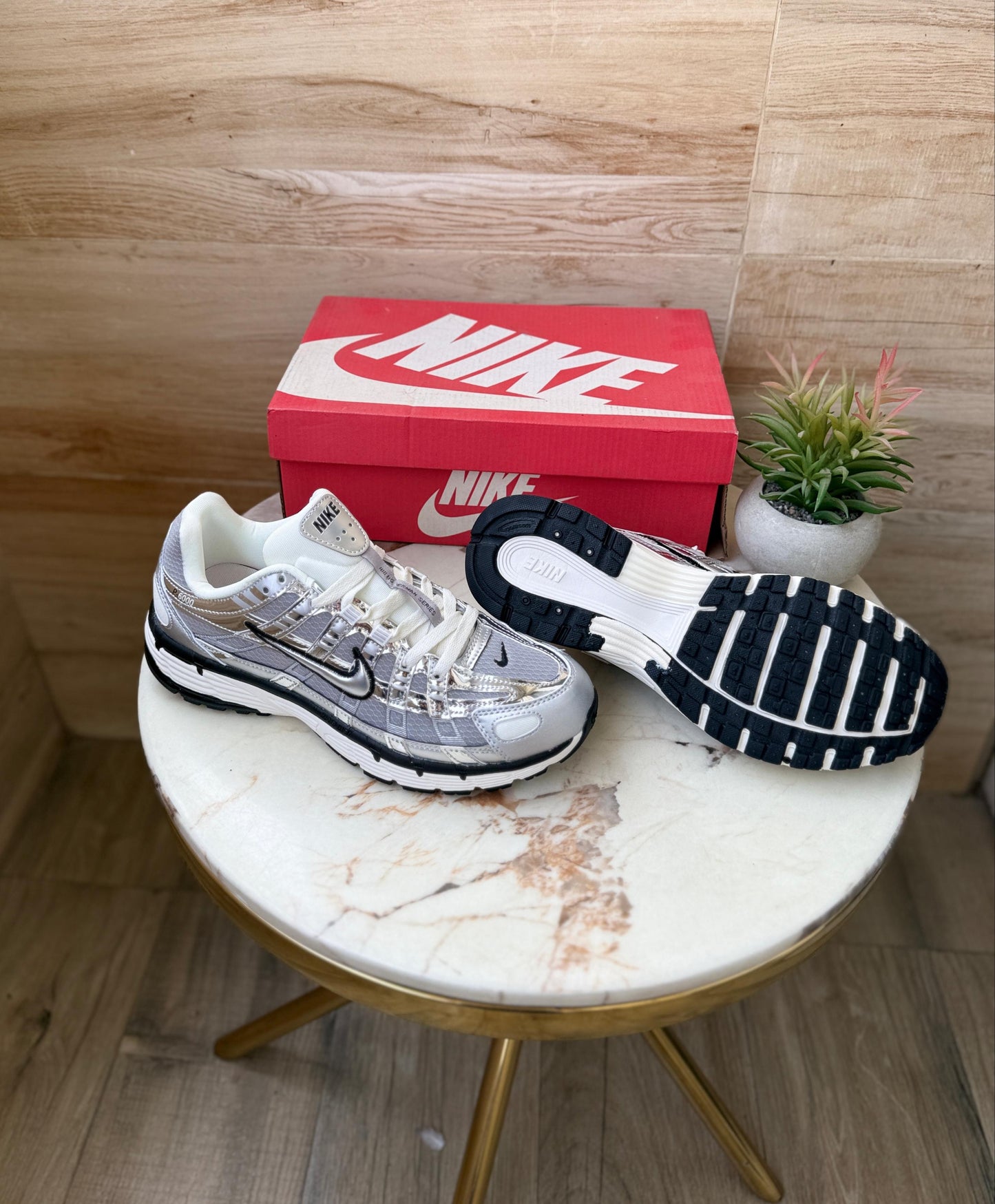 NIKE P-6000 TRAINER METALLIC