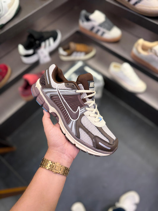 NIKE ZOOM VOMERO EARTH FOSSIL